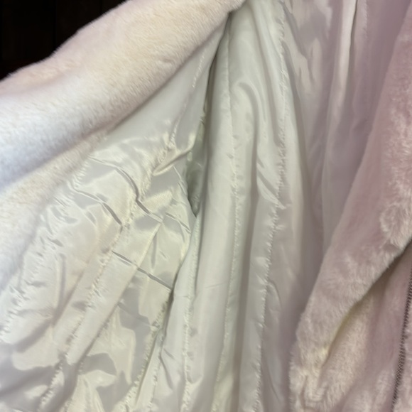White Faux fur and PU jacket. It’s stunning and warm. Size 2x. Pristine. - Picture 5 of 5